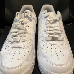 Helt nya AF1 - Köpte dom förra året men såklart gav dom mig fel storlek, har även vuxit ur dom. Använda ca 2 gånger och tvättas innan frakten. Säljer dom rätt så billigt, endast seriösa köpare! Pris kan diskuteras 