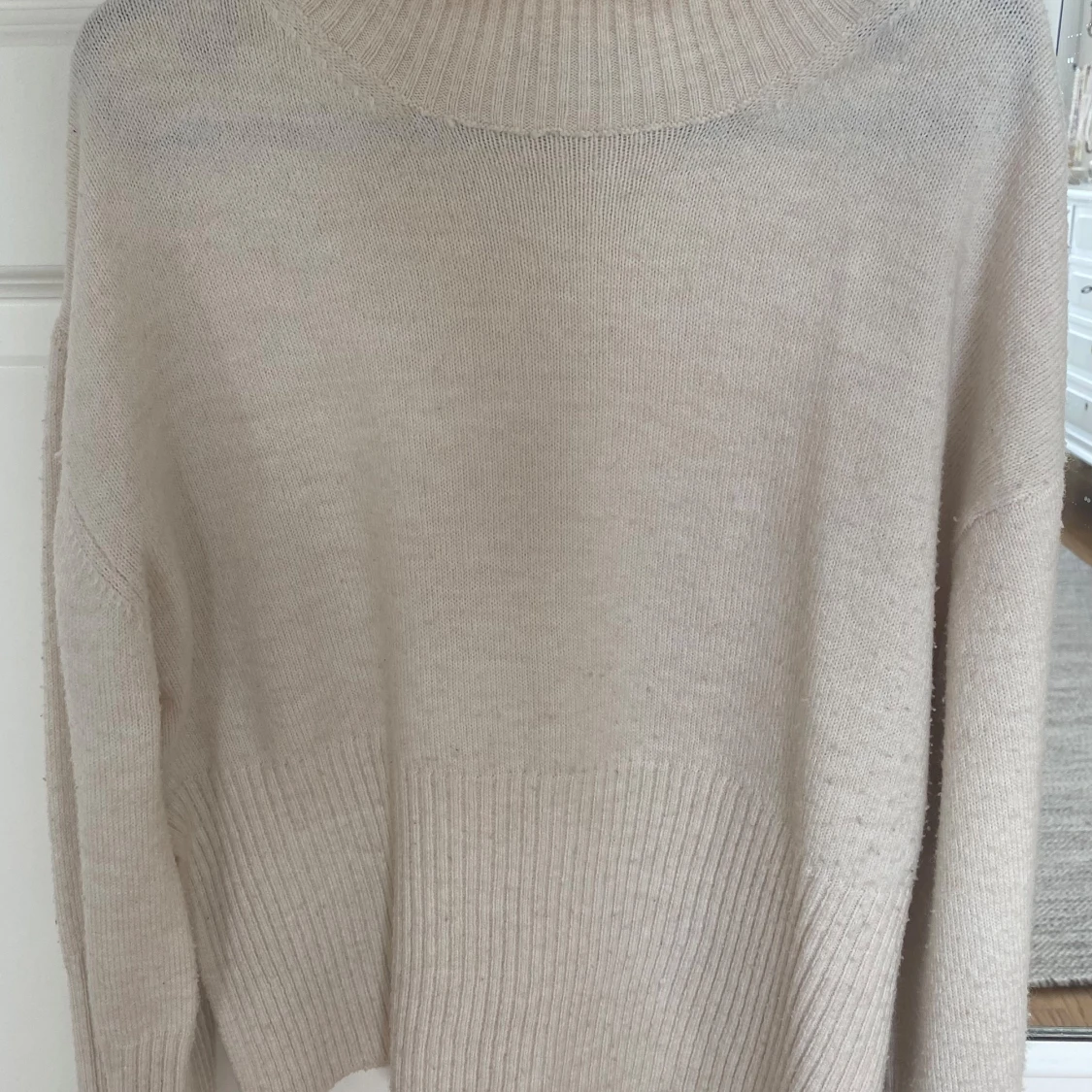 Vit stickad tröja