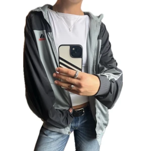 Vintage Adidas zip up - Vintage Adidas zip up/jacka köpt second hand!!🤍