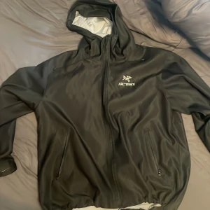 Arcteryx jacka - Säljer nu min arcteryx jacka eftersom den inte har kommit till användning, det är inga fel på den och skicket är som nytt, kan även skicka fler bilder om det behövs 😊