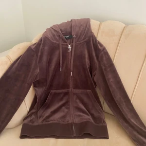 Mjukis tröja från juciy couture brun - Bekväm brun tröja från juciy couture i ny skick med en silvrig dragkedja och luva!