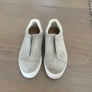 Eytys skor  - Jätte fina mocka skor som tyvärr är försmå för mig 💕