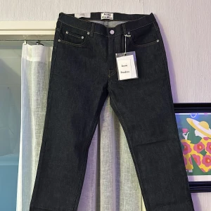 ACNE STUDIOS JEANS OANVÄNDA  - Oanvända jeans från Acne. Mörkblå  Raka med inslag av skinny.  Är dock absolut Inte skinny i modellen utan helt raka.  Storlek 34/32. Klassiks och stilren modell. Tyvärr förstora för mig.  Hoppas någon lycklig själ får användning för dom. Nypris:3200