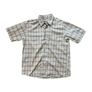 Rutig kortärmad skjorta från Columbia - Säljer en snygg och bekväm rutig skjorta från Columbia. Den är kortärmad och perfekt för sommardagar eller öven långärmad vid t-shirt! Skick: 10/10! 🕷️🕸️