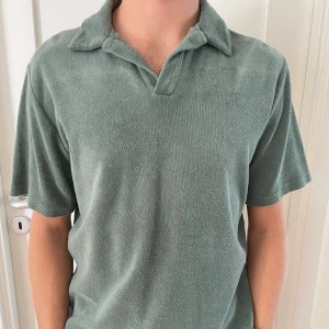 Frottétröja - Fin frottétröja i färgen grön. Skicket skulle jag säga är 9/10, så pris 100kr