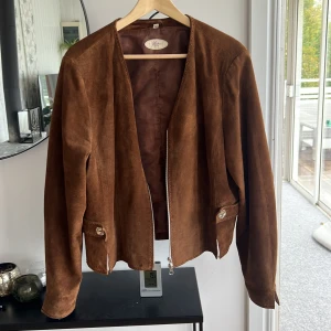 Höstjacka - Höstjacka i mocka material. Storlek 48, passar storlek m bäst. Pris kan diskuteras.