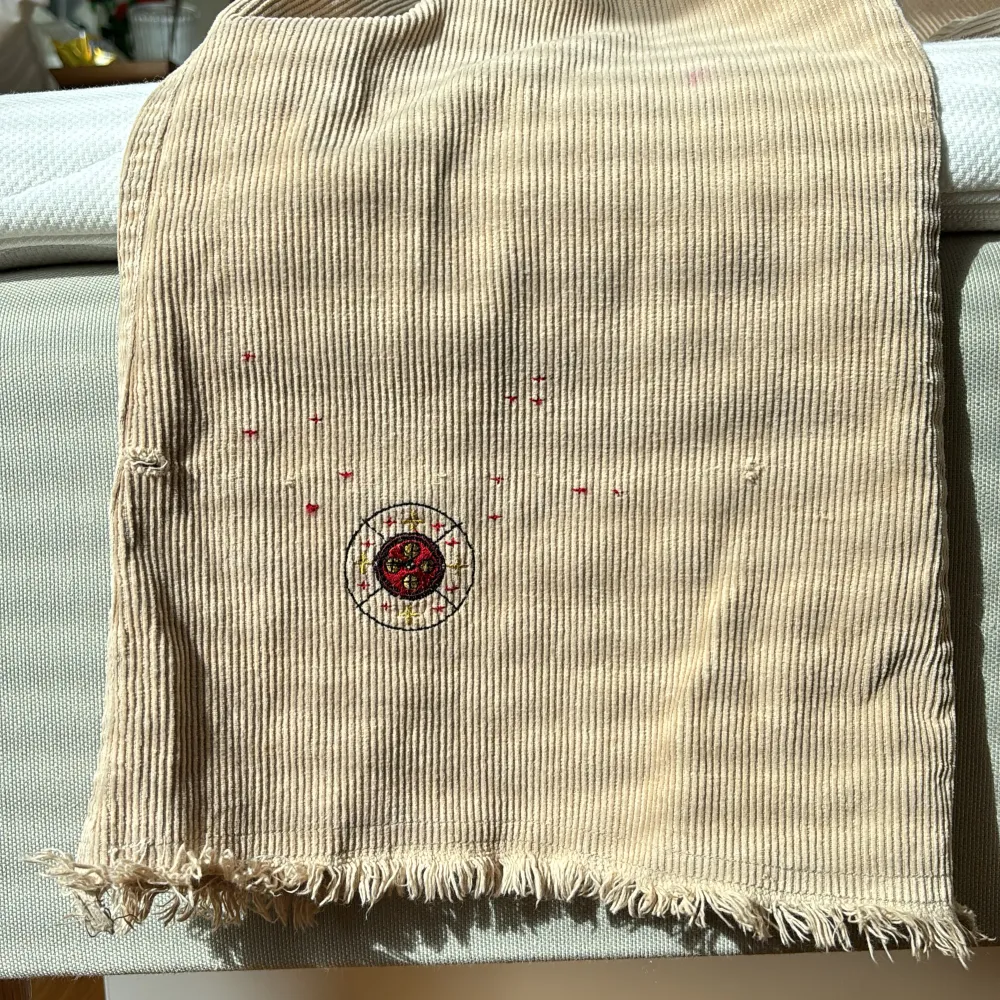 Snygga beiga manchester byxor i storlek 38! I mycket gott skick, ingen nertrampning bak på byxorna och inga fläckar! Innerbensläng, 78cm :) Midjemått runt om, 78cm :) Som referens så är jag på bilden 165!. Farkut & Housut.