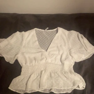 Jättefin vit blus!  - En blus som passar jätte fint med ett vitt linne under, den är storlek XL men sitter verkligen som en S. Jag har storlek M/L och den är ganska liten för mig. Den är i jätte bra skick!!! 💕