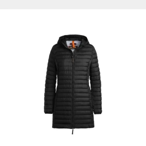 parajumper jacka dam - Jackan är i storlek S, har använt den ett fåtal gånger. Den har legat i garderoben ett bra tag då jag nu har valt att sälja den. Jackan är fortfarande i bra skick, inga repor eller fläckar ser precis ut som ny. Skriv för bilder 