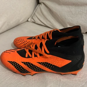 Fotboll skor - Den har använts några gånger lite smutsig men går o fixa 