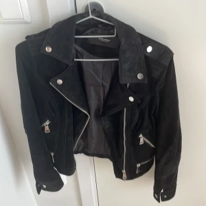Mocka jacka - Säljer en superfin mocka jacka i storlek S. Väldig bra skick. 
