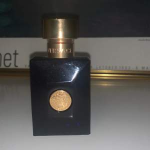 Versace Dylan blue 30ml  Det är ca 10-13ml skulle jag säga svårt att avgöra.  Hör av er om ni vill ha en bild på hur mycket det är kvar!! Priset är ej hugget i sten!!