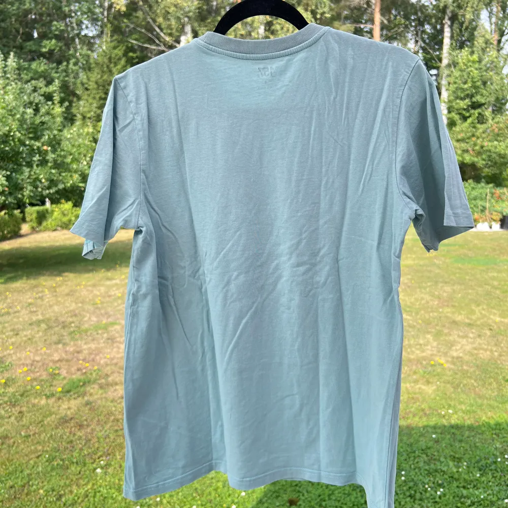 En turkos t-shirt med tryck från Lager157. T-shirten är i storlek S och är oversized på mig som normalt har S i toppar. Endast använd ett fåtal gånger 🥰  Längd: 64 cm Axel: 41 cm. T-shirts.