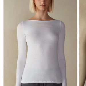 Intimissimi tröja - Vitt intimissimi tröja som inte kommer till användning längre🤍 2 små håll längst ner på armen se sista bild, men inget man tänker på!