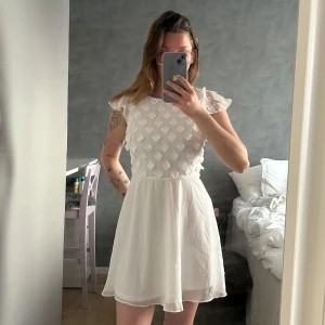 Vit klänning - Så söt Klänning jag hade till min student , användes varsamt - fortfarande i väldigt fint skick!