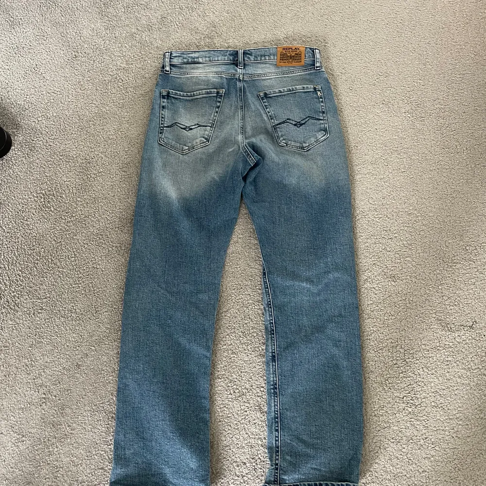 Säljer 2 par REPLAY jeans barn storlek, 400kr för de blåa jeansen och 300kr för de gråa, köper du båda får du 100kr rabatt oh behöver betala 600kr istället för 700kr. Jeans & Byxor.