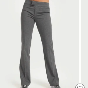 Lågmidjade kostymbyxor - Väldigt snygga kostymbyxor som är lågmidjade. Använda ett fåtal gånger därför säljer jag. Jag är 1,65 och de sitter väldigt bra på mig men passar även någon som är längre eller kortare. Nypris 399