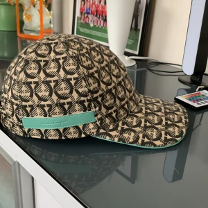 Ferragamo keps - Säljer billigt då jag behöver pengar Keps utan topp