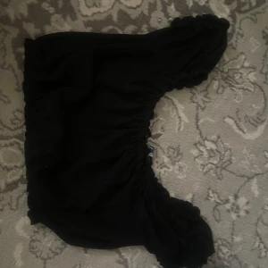 Svart off shoulder tröja - Fin tröja som inte kommer till användning. Den passar fint till fester vardag och allt. Den är gullig och i storlek xs