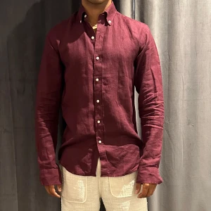 John Henric Linneskjorta - Nypris: 899 kr  Aldrig använd  Stl 37 , smal 