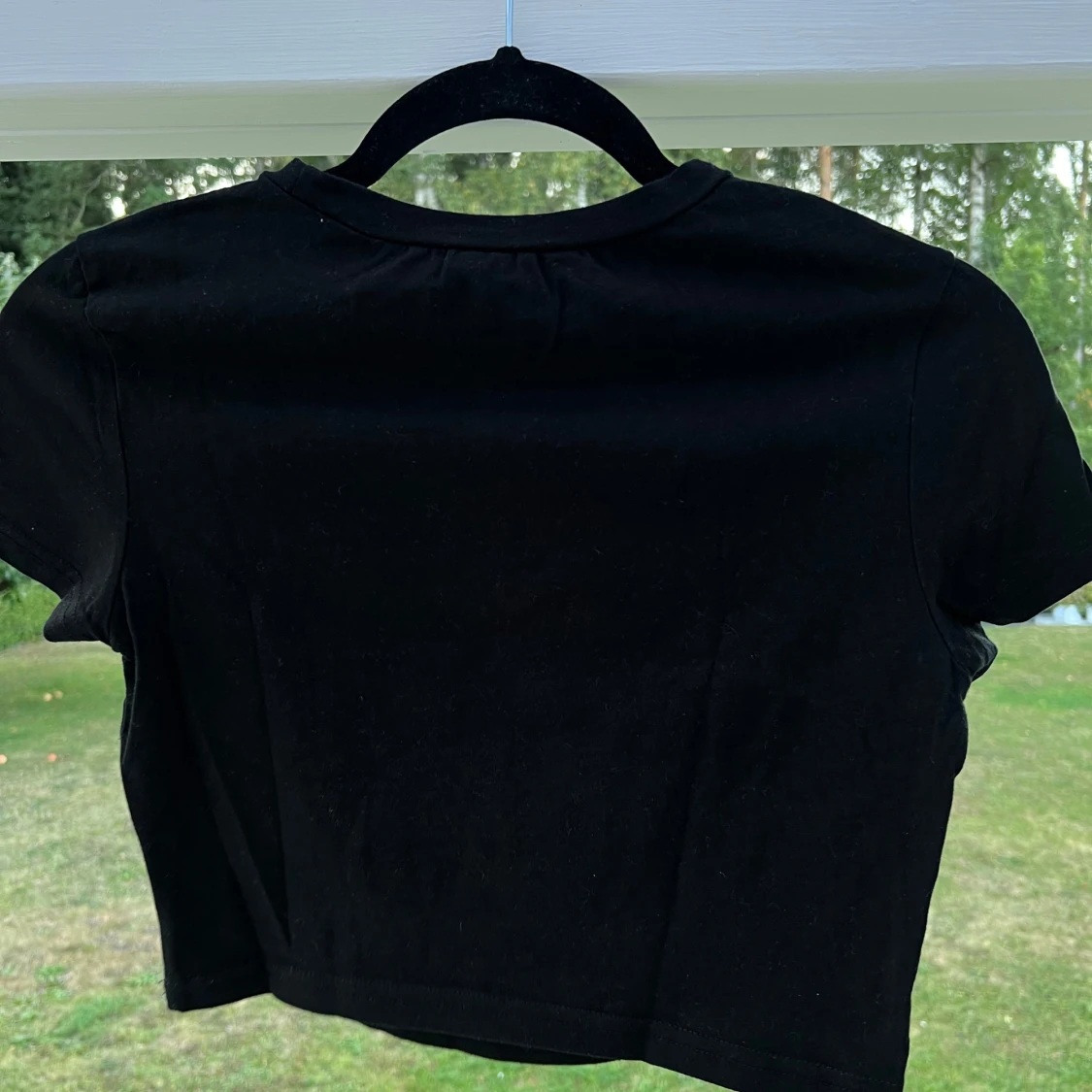 Croppad svart T-shirt  - 92