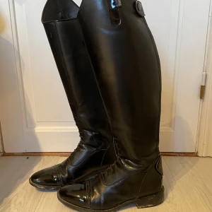 Dressyrstövlar  - Ridstövlar, dressyr💕. Skitsnygga Dressyrstövlar!!❤️ dem är väldigt sköna och köpta för 1000 kr. (Jag hann inte tvätta dem innan jag tog bilderna men gör självklart det innan jag postar)🙈🙈 Dem har några defekter som syns på bild 3❤️. Köpta på”horze”❤️