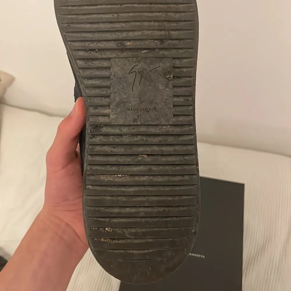 Säljer dessa supersnygga Guiseppe Zanotti sneakers i storlek 45 Skick 8/10, ser mycke fräschare ut om man tvättar dom, inte alls mycket slitage eller stora tecken på användning  Om det är något ni undrar så är det bara att fråga!⭐️⭐️⭐️ . Skor.