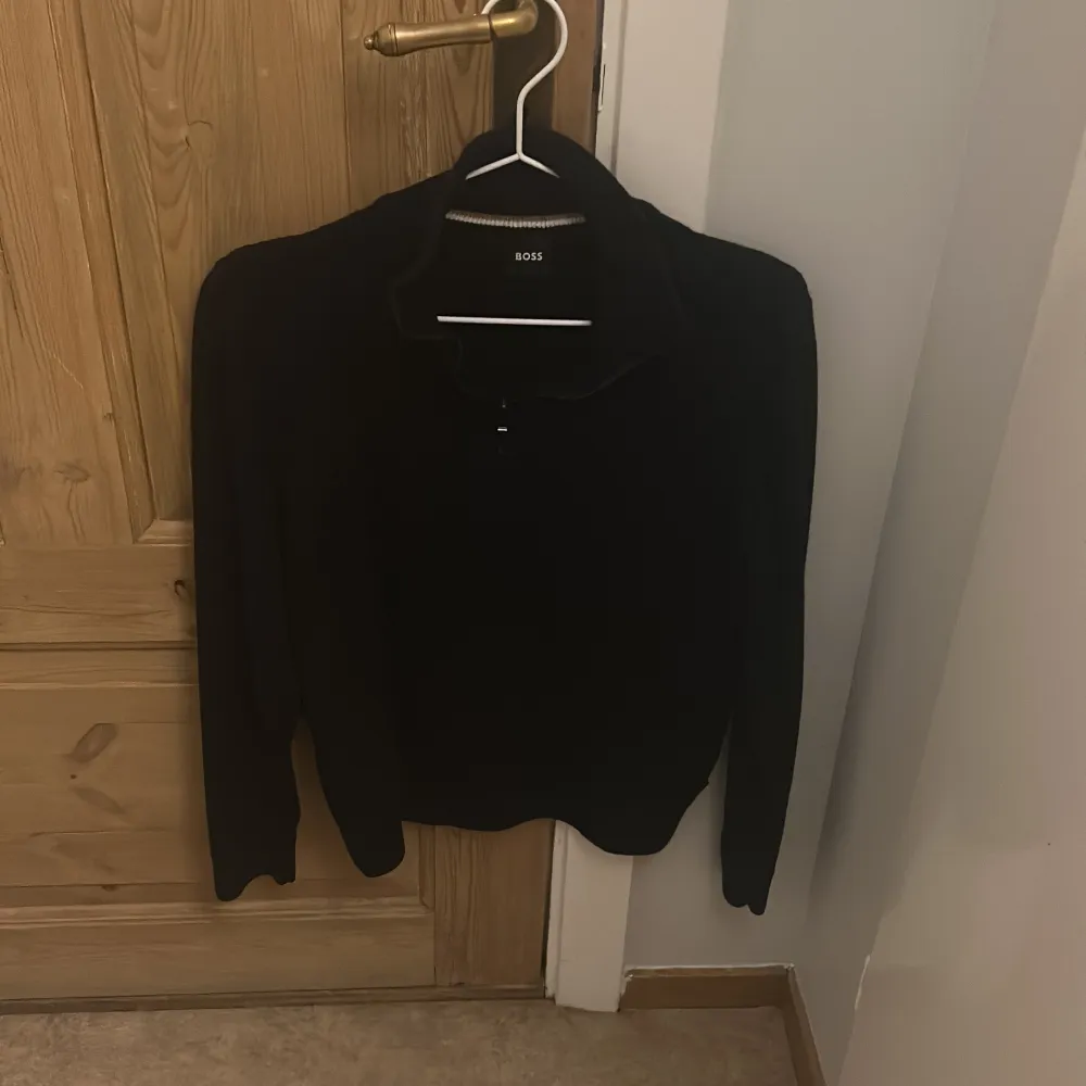 Säljer min Boss half zip, riktigt snygg och väldigt bra skick Köp i butik för 1900kr Tveka inte på att höra av dig  Priset går att diskutera😃😁. Tröjor & Koftor.