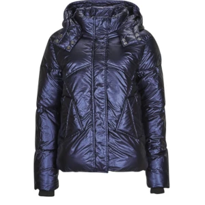 Vinterjacka - Säljer min jacka från desigual😘Ser helt oanvänd ut, skriv för fler bilder🥰Orginalpris: 1800kr.