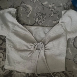 Söt fin vit tröja - Jätte gullig fint till små firanden eller till vardagen. Den ger ett fint push till brösten ifall man knyter den hårt med snöret