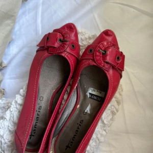 Röda ballerinaskor - Såå fina röda ballerinaskor. Perfekt till hösten till ett par jeans eller kjol. Storlek 36 men passar mig som har 37/37,5 också. Kontakta gärna innan köp. Kolla in min profil med massa nya saker, mer kommer❤️