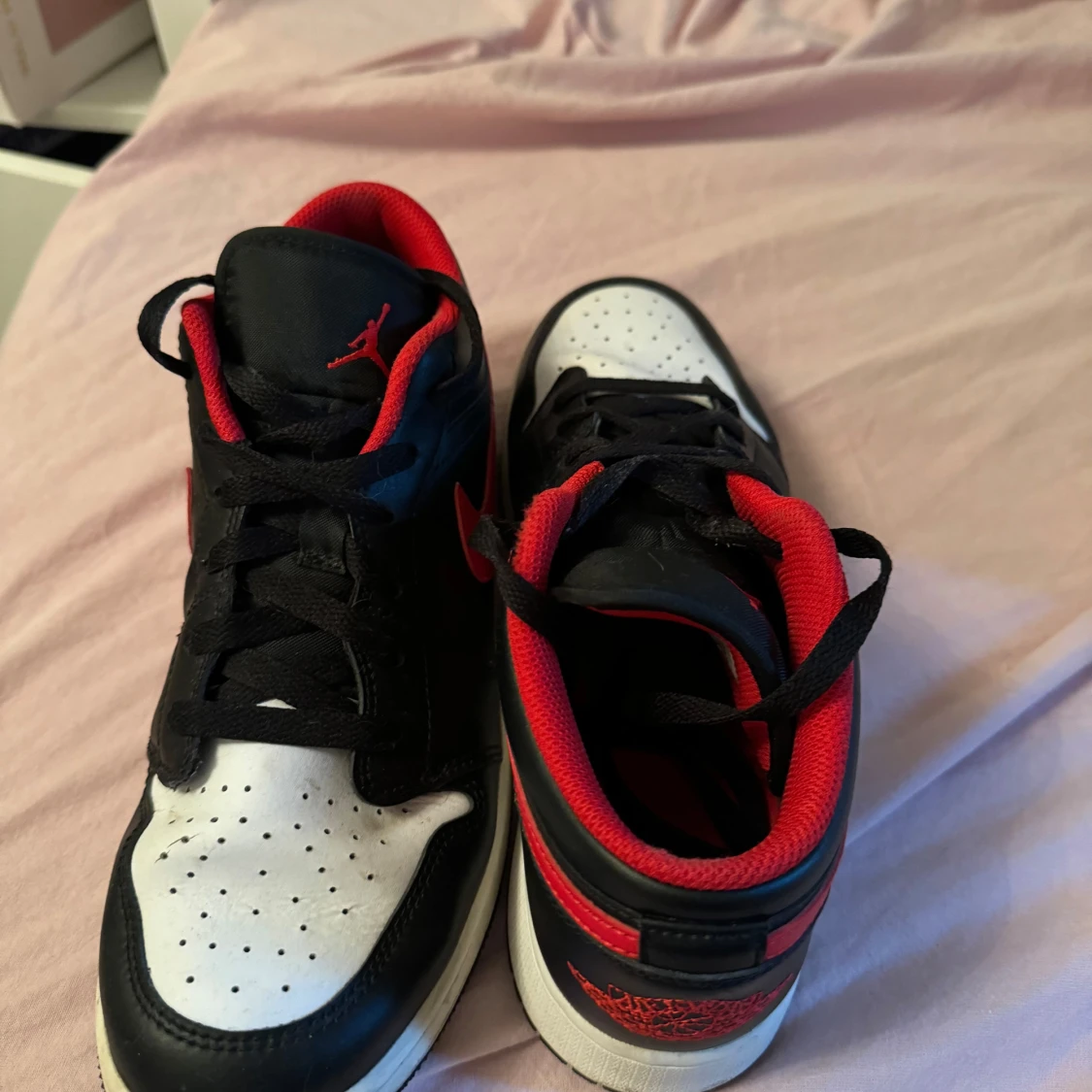 Nike Air Jordans i svart, röd och vit - 91