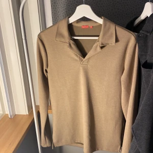 Ryvls långärmad pike mörkblå/beige - Säljer dessa feta tröjor 500kr styck! Hör av vid fler frågor