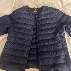 Uniqlo jacka! - Säljer en jättesnygg jacka från uniqlo som tyvärr inte kommer till användning! Perfekt till höst/vår🩷 köpt för 800kr, skriv vid eventuell frågor!