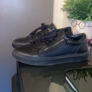 Calvin Klein herrskor  - Jag säljer ett par hel svarta Calvin Klein herrskor. Jag har andvänt dom några gånger. Dom är i bra skick. Stolek 43. Kostar igenkänningen 1700kr men säljer dom för 1000kr. Skriv dm om du är intresserad:)