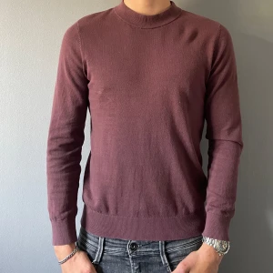 Vinröd långärmad tröja - Säljer en ny stilren vinröd långärmad tröja. Perfekt nu till hösten och vintern, tröjan är endast testad hemma. Passar folk mellan 180-185 beroende på hur man vill att den ska sitta. Personen på bild är 184. För mer info skicka ett meddelande!