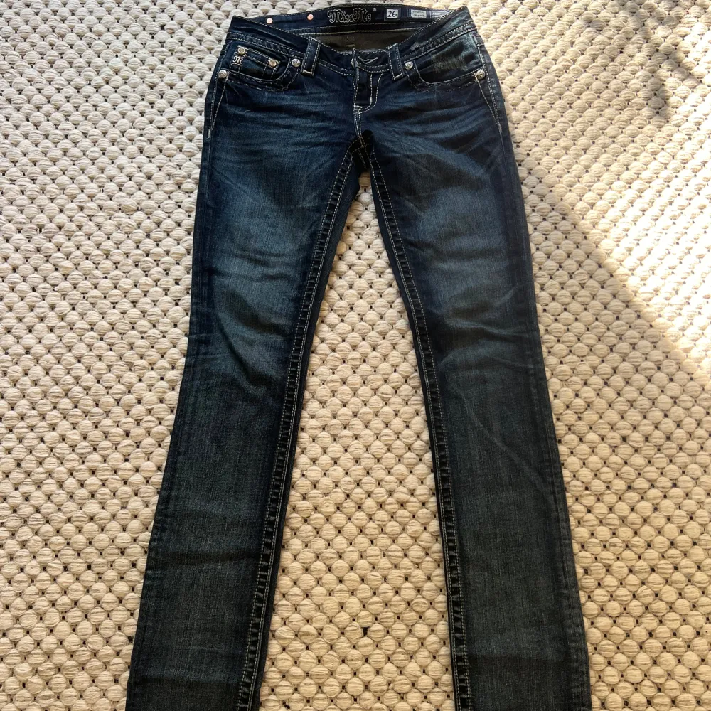 Säljer dessa miss me jeans då jag har för många💕jeansen är uppvikta på bilderna, men passar någon som är 165-170. Nypris ca 1000 kr. Jeans & Byxor.