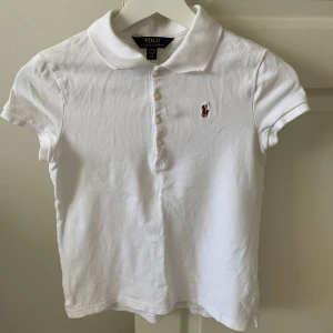 Polo Ralph lauren t-shirt  - Så snygg t-shirt ifrån Ralph lauren! Bra skick, knappt använd. Nypris 500kr, strl 12-14 (xs). Fler bilder finns💕