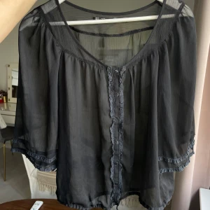 Svart blus - Jättegullig blus! Svårt att se hur den sitter på, men bara att skriva för fler bilder!💕