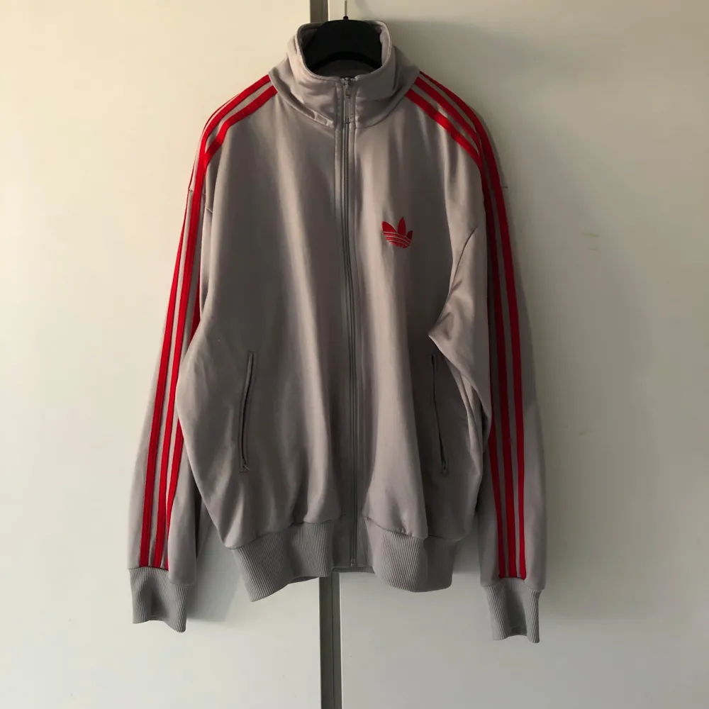 Grå adidas tracksuit top i storlek S.   Nypris: ca 800.  Hör av dig vid minsta fundering eller instresse!   . Tröjor & Koftor.