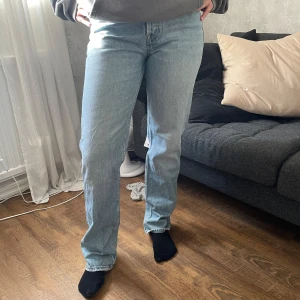 Mid rise jeans från Zara - Byxorna är i bra skick även fast de har använts flera gånger. Ända tecknet på att de har använts är att de är slitna längst ner från när man går.