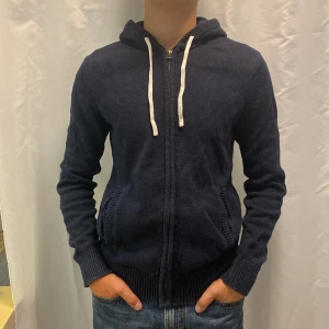 Stickad ziphoodie - Marinblå stickad zip hoodie i bra skick