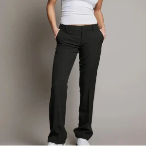 Lågmidjade kostymbyxor  - Lågmidjade kostymbyxor från bikbok i modellen vera, säljer pga att de är för korta för mig 💕 Använt 2 gånger så super bra skick! Kan skicka fler bilder