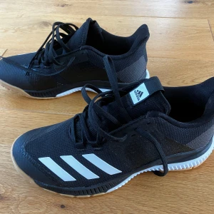 Skor - Sportskor Adidas strl 40, innermått ca 26 cm. Aldrig använda. 250kr.