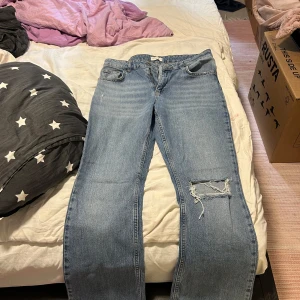 Utsvängda Jeans med hål - Säljer dessa byxor då jag inte känner att jag passar i dom längre, dom är väl använda och är skitsnygga! Nypris 400