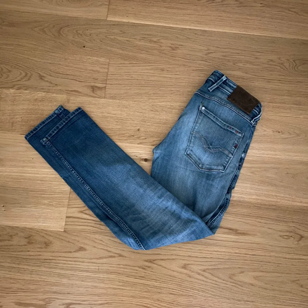 Sjukt snygga Replayjeans med tvättad design😍 Nypris 1700:- 💵 Skick 10/10✅ Hör av dig vid minsta fråga eller fundering//Legitresell . Jeans & Byxor.