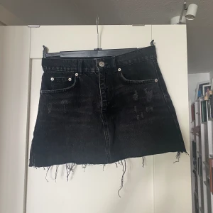 Svart jeanskjol - Denim mini skirt svart jeans kjol. I storlek S men passar xs eller liten s