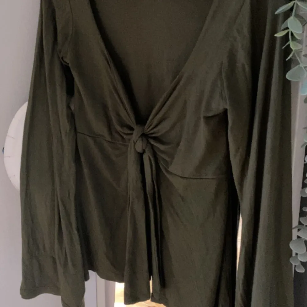 Min favvo blus från DesignbySi - Maddy blouse i färgen Khaki, mycket bra skick, använts varsamt, pris kan diskuteras💚. Blusar.