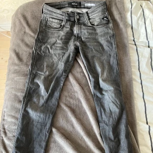 Replay Anbass jeans  - Använda fåtal gånger och en skön stretch på byxorna. Skick 9/10