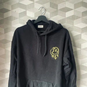 Hoodie med tryck på ryggen - Fin hoodie som ej kommer till användning längre